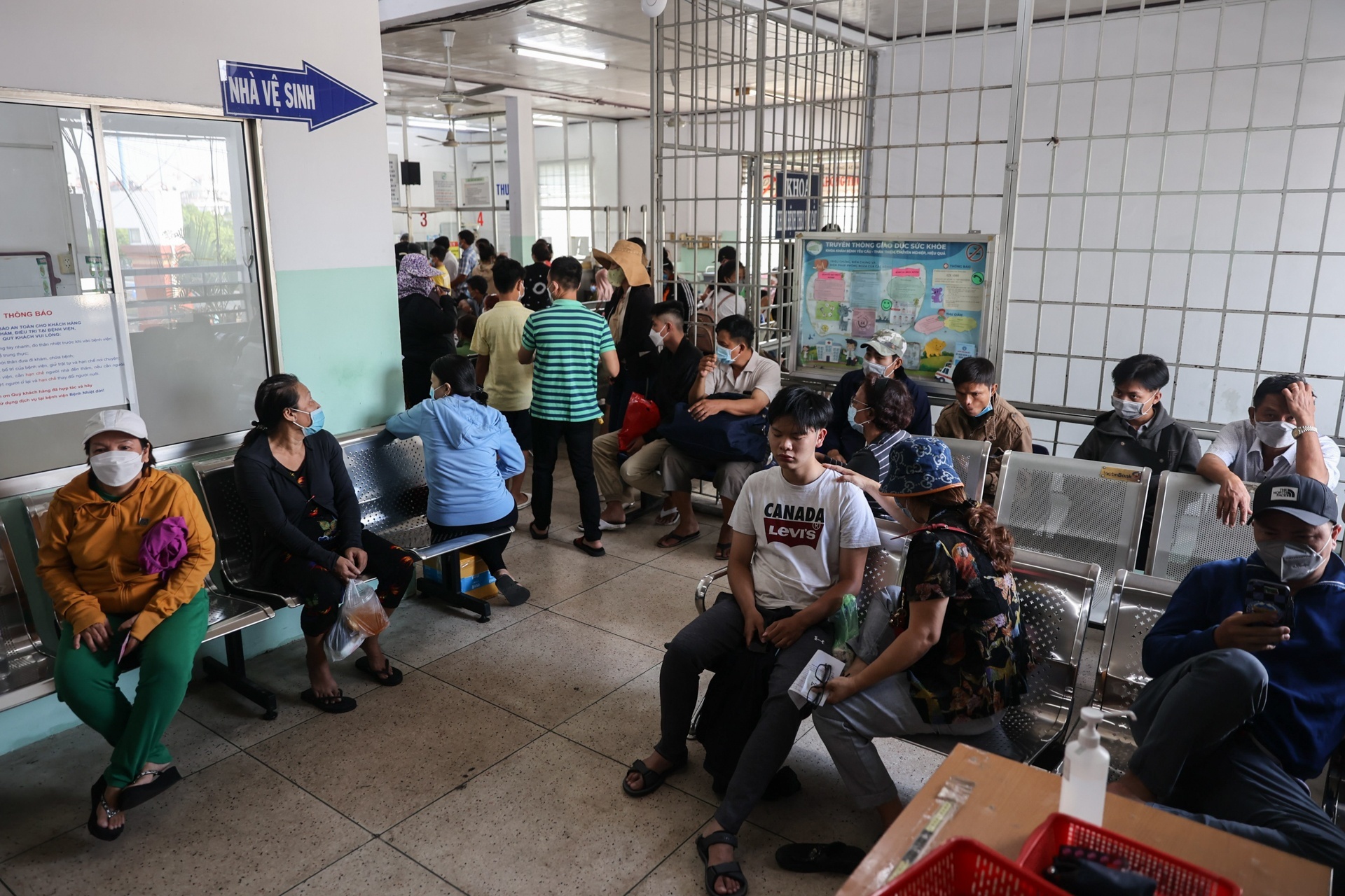 Nguoi benh o TP.HCM phan nan nha ve sinh chua sach, thieu bai giu xe hinh anh