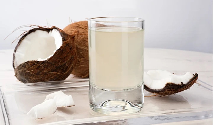 Dieu gi xay ra khi uong nuoc dua thuong xuyen? hinh anh