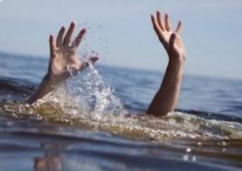 2 tre o TP.HCM tu vong thuong tam du ho boi can, co nhan vien cuu ho hinh anh