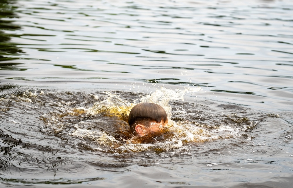 Tre ra di thuong tam trong ho boi can: Bac si canh bao nhung sai lam hinh anh