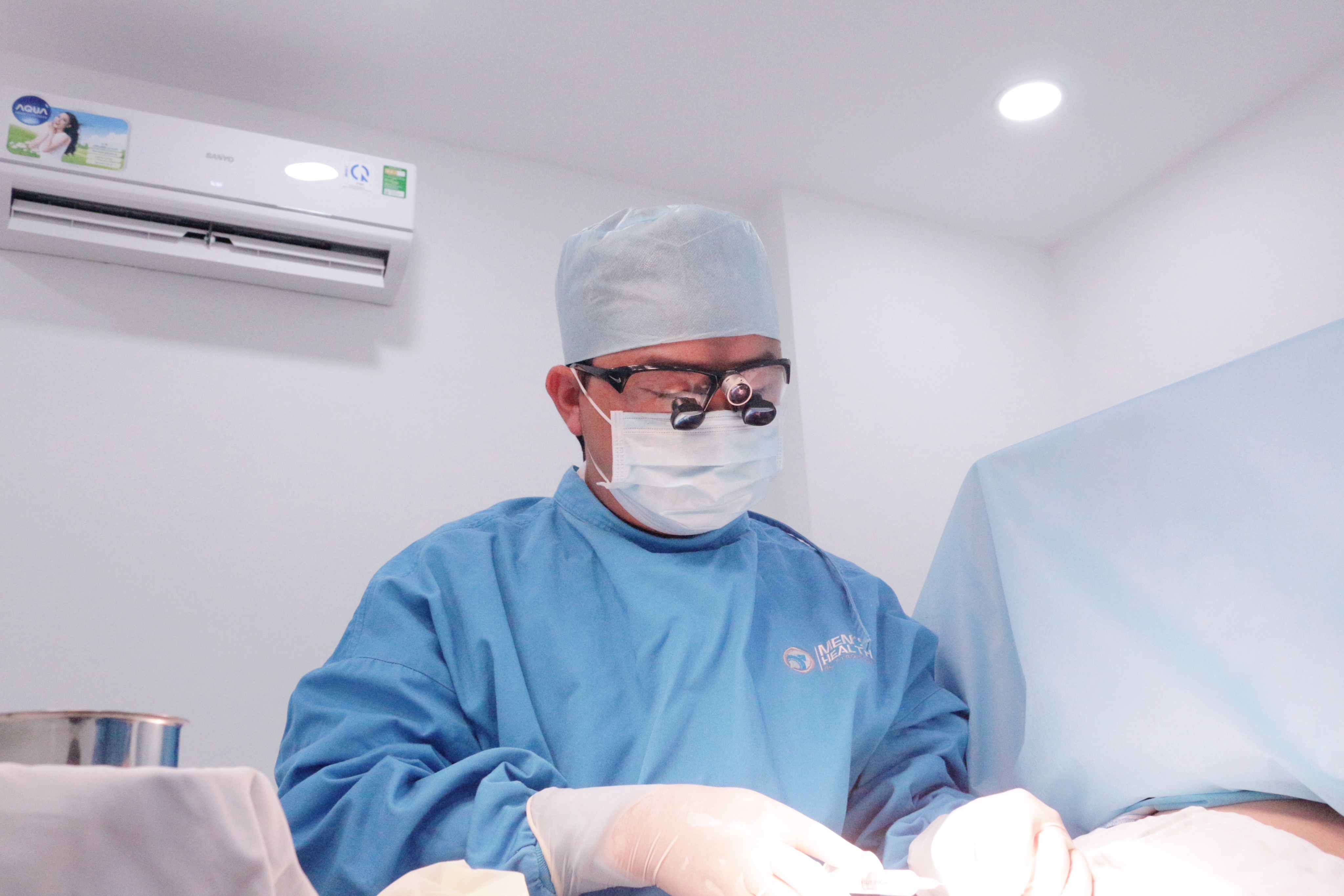 Nguoi dan ong 'gay sung' vi bat chuoc tu the trong phim 18+ hinh anh