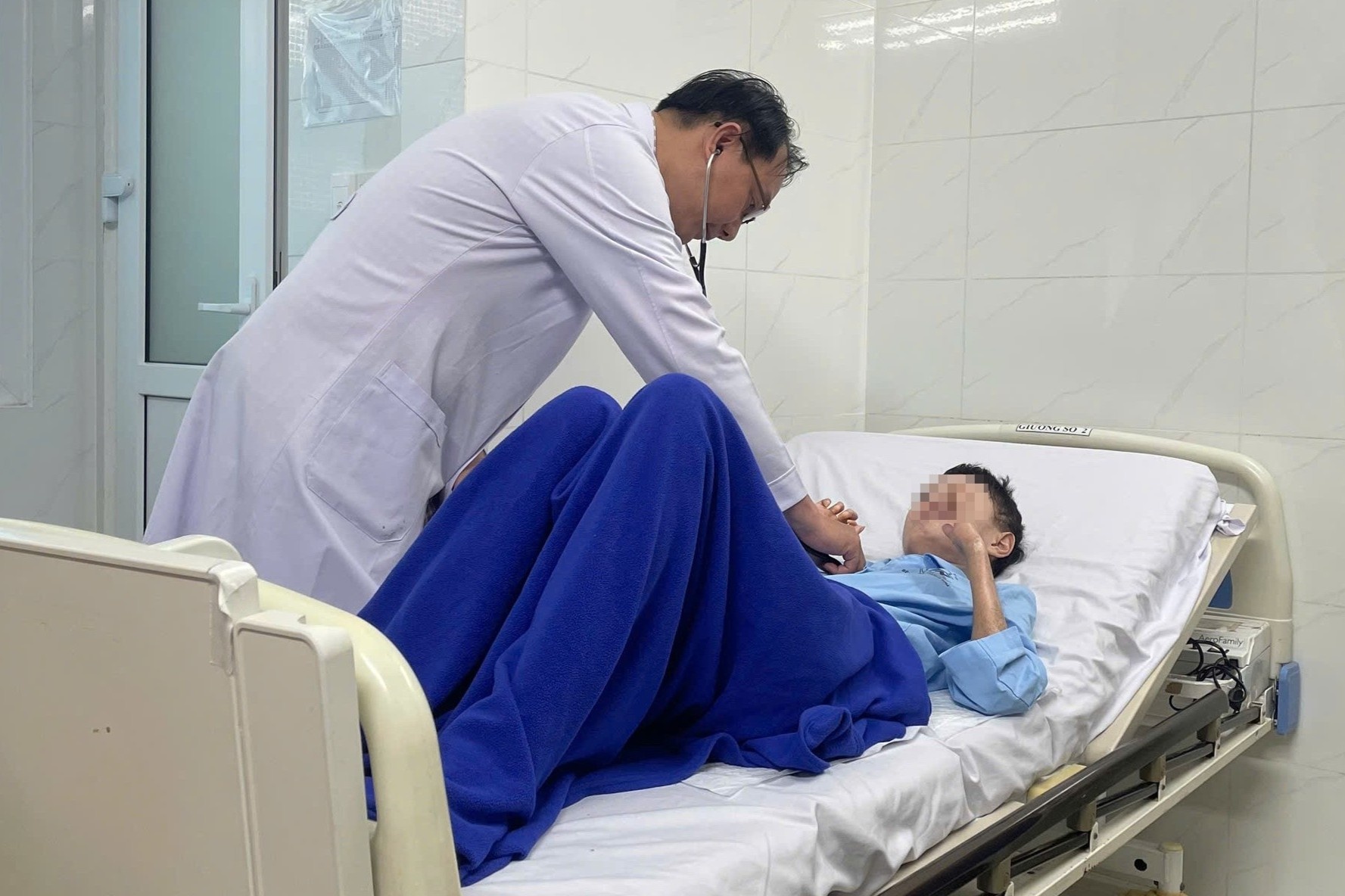 Co gai o TP.HCM bi benh hiem, chua den 0,3% dan so mac hinh anh