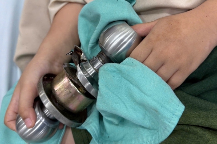 Be trai o TP.HCM vao vien voi o khoa dinh chat ngon tay hinh anh