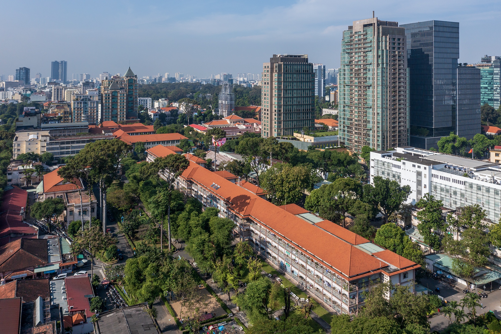 Benh vien co mang xanh dep nhat o trung tam phuong Sai Gon hinh anh