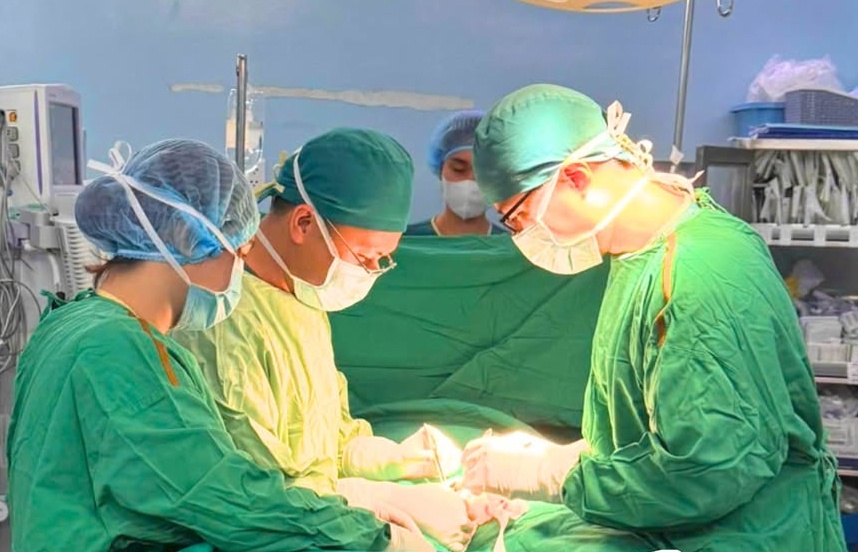 Be trai o TP.HCM nhap vien voi vung kin tim den hinh anh