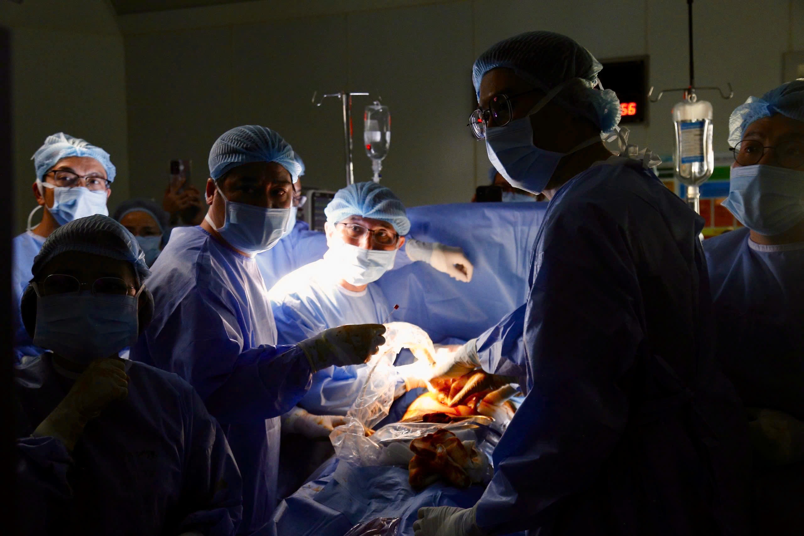 Ca thong tim xuyen qua bao thai nhanh nhat Viet Nam hinh anh