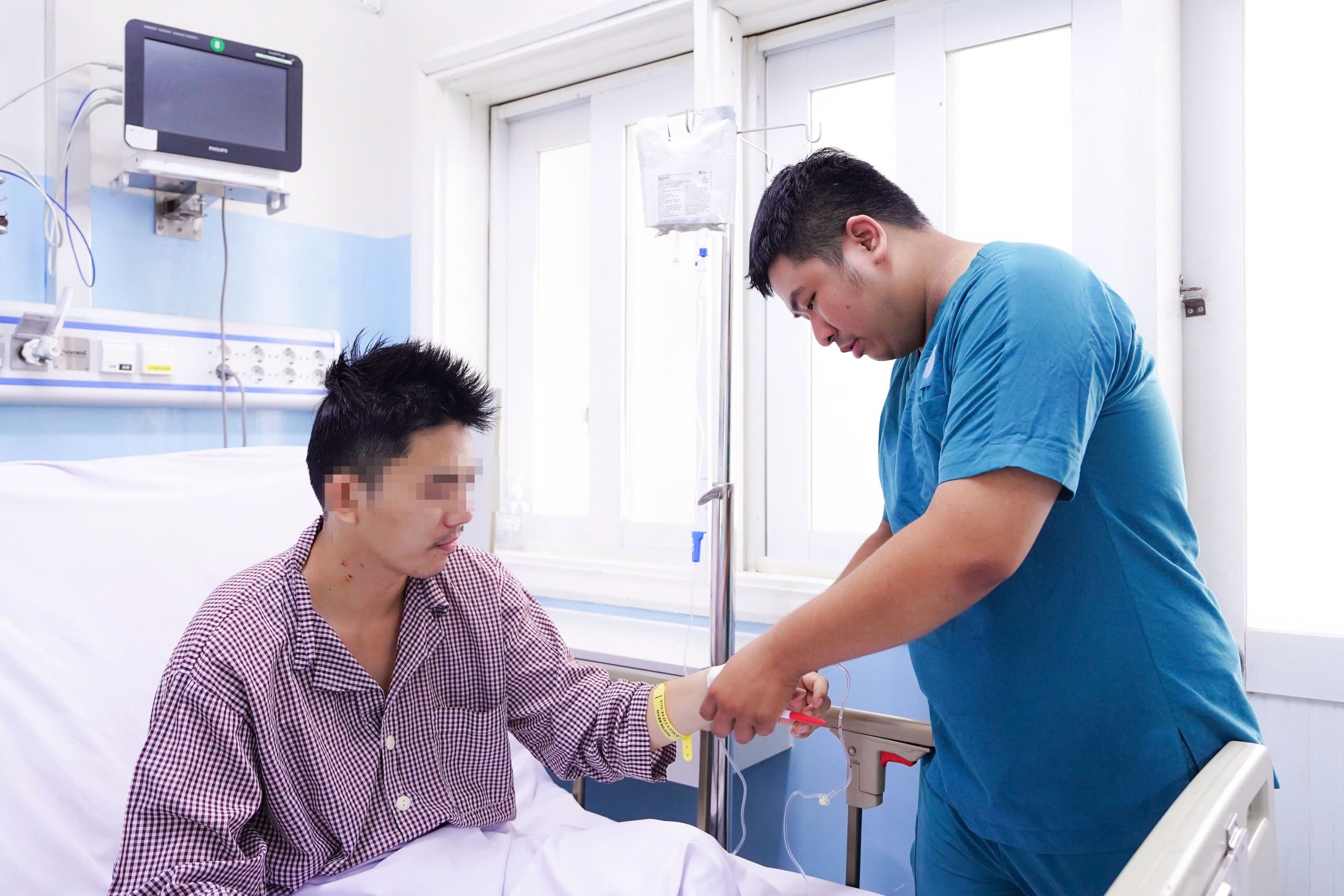 Dang danh cau long, nguoi dan ong o TP.HCM bat ngo ngung tim hinh anh