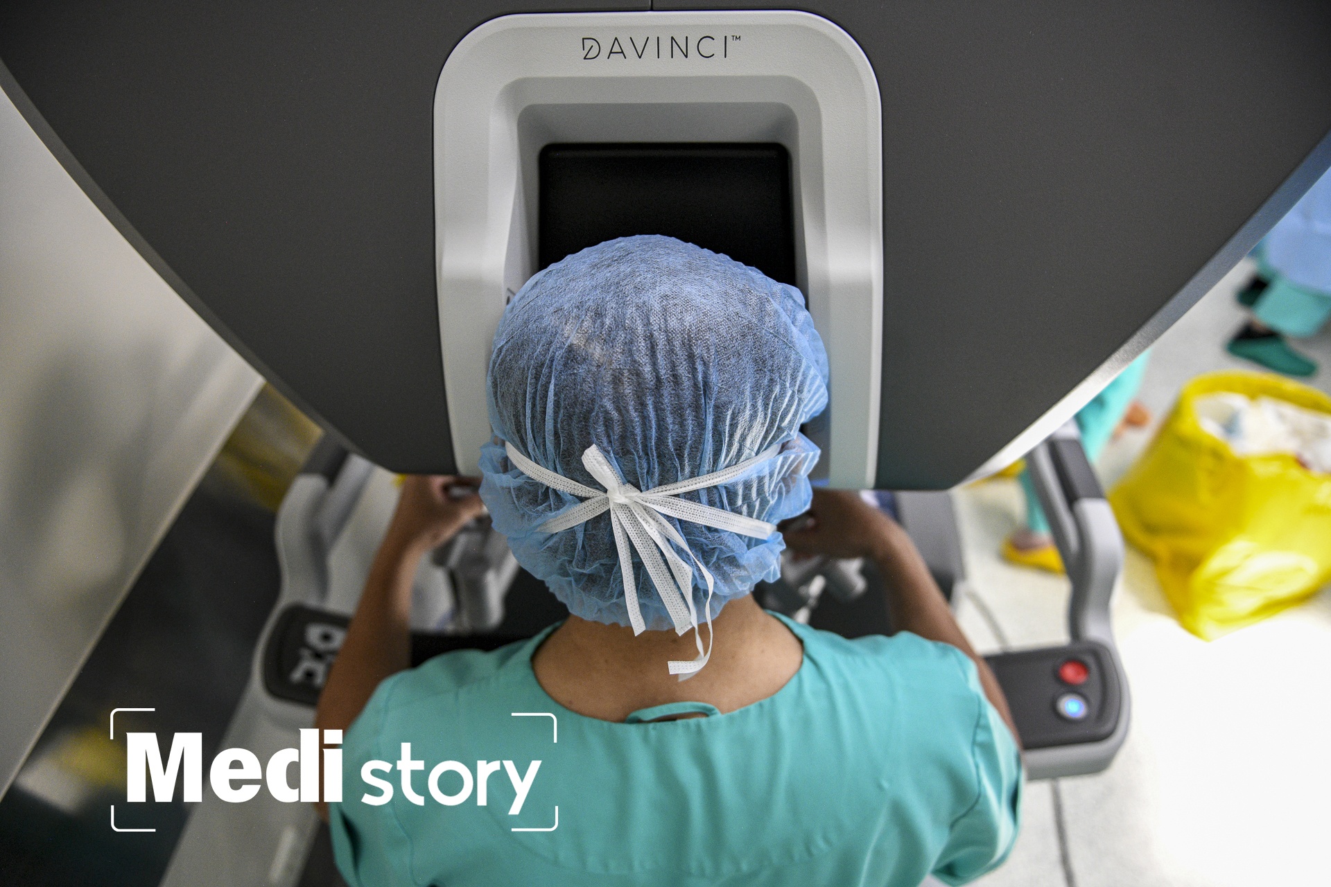 Xem bac si TP.HCM phau thuat bang robot hien dai nhat the gioi hinh anh