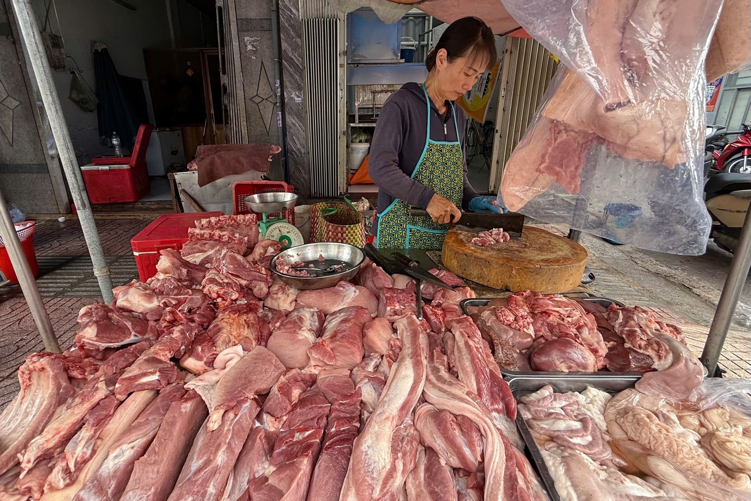 Chuc nghin tan thit heo vao TP.HCM the nao? hinh anh