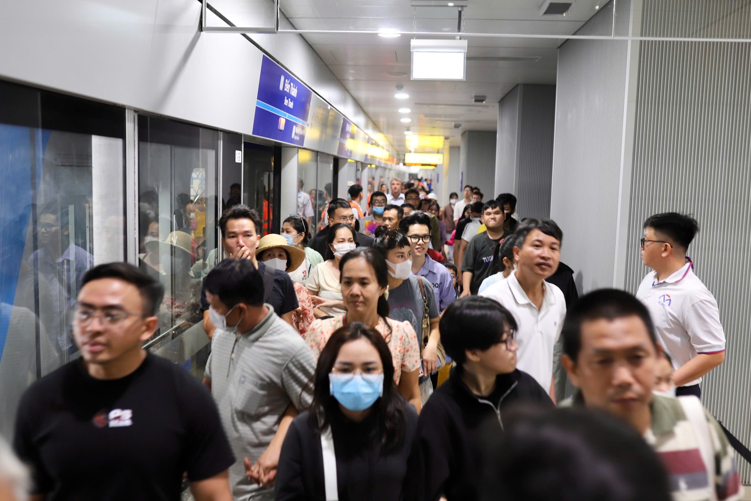 Canh khac la tai ga Metro so 1 o TP.HCM hinh anh