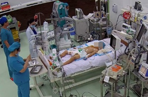 Bac si TP.HCM lam dieu ky dieu trong phong hoi suc tich cuc hinh anh