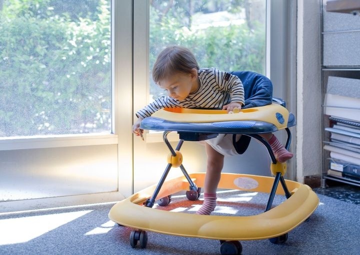 Be trai 8 thang tuoi phai mo so nao vi cu nga tu xe tron hinh anh