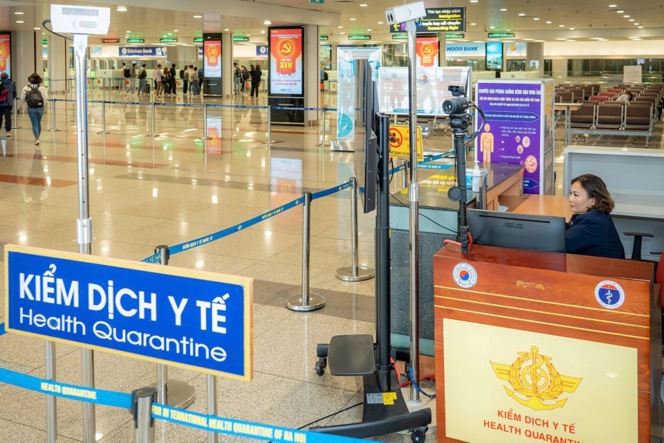 TP.HCM do than nhiet 100% khach nhap canh de phong virus Nipah hinh anh