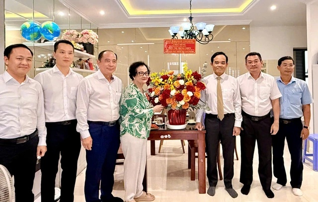 Bi thu Thanh uy TP.HCM Tran Luu Quang tham can bo lao thanh nganh y te hinh anh