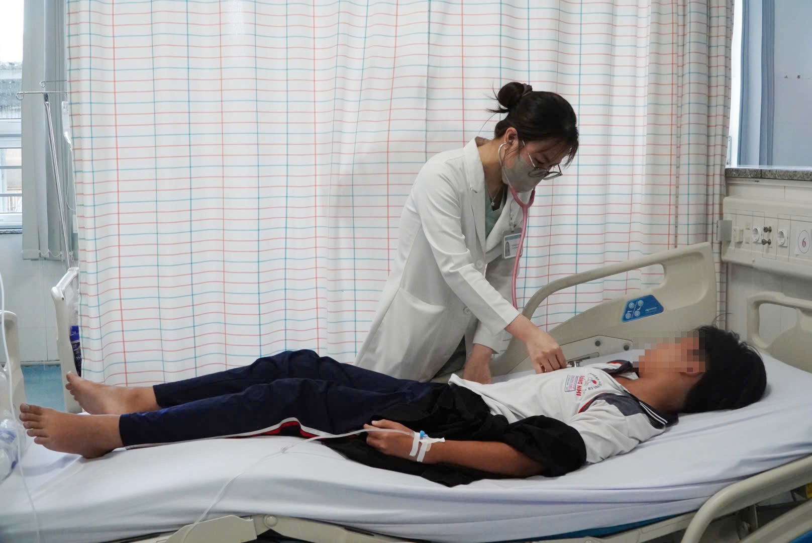 Vu ngo doc banh mi via he o TP.HCM: So ca nhap vien len 94 hinh anh