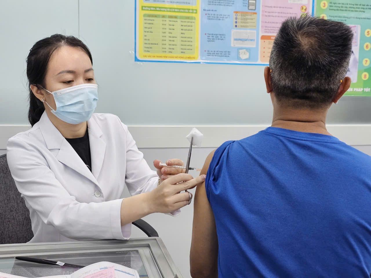 tiem vaccine anh 1