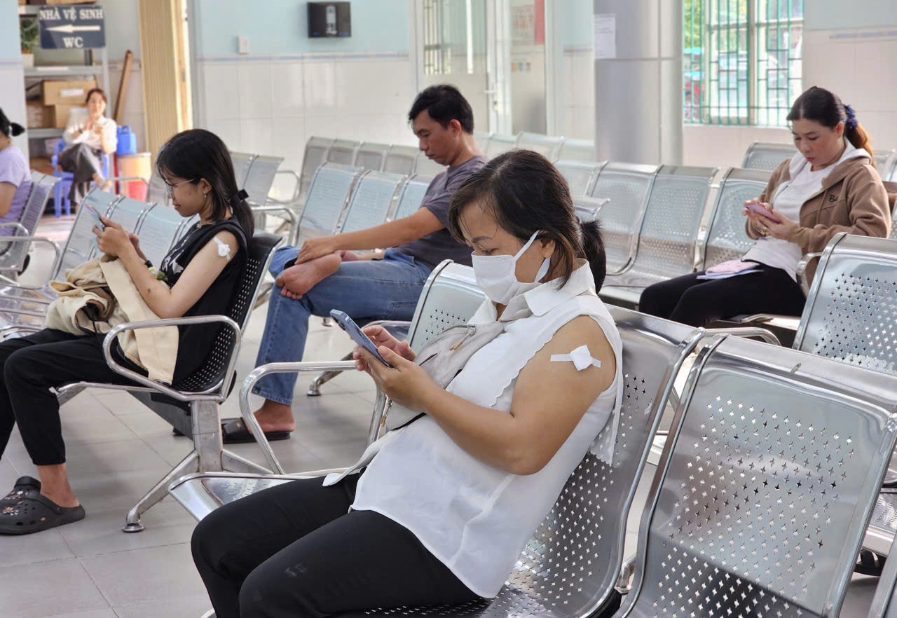 Luong nguoi tiem vaccine dai tai TP.HCM tang vot hinh anh