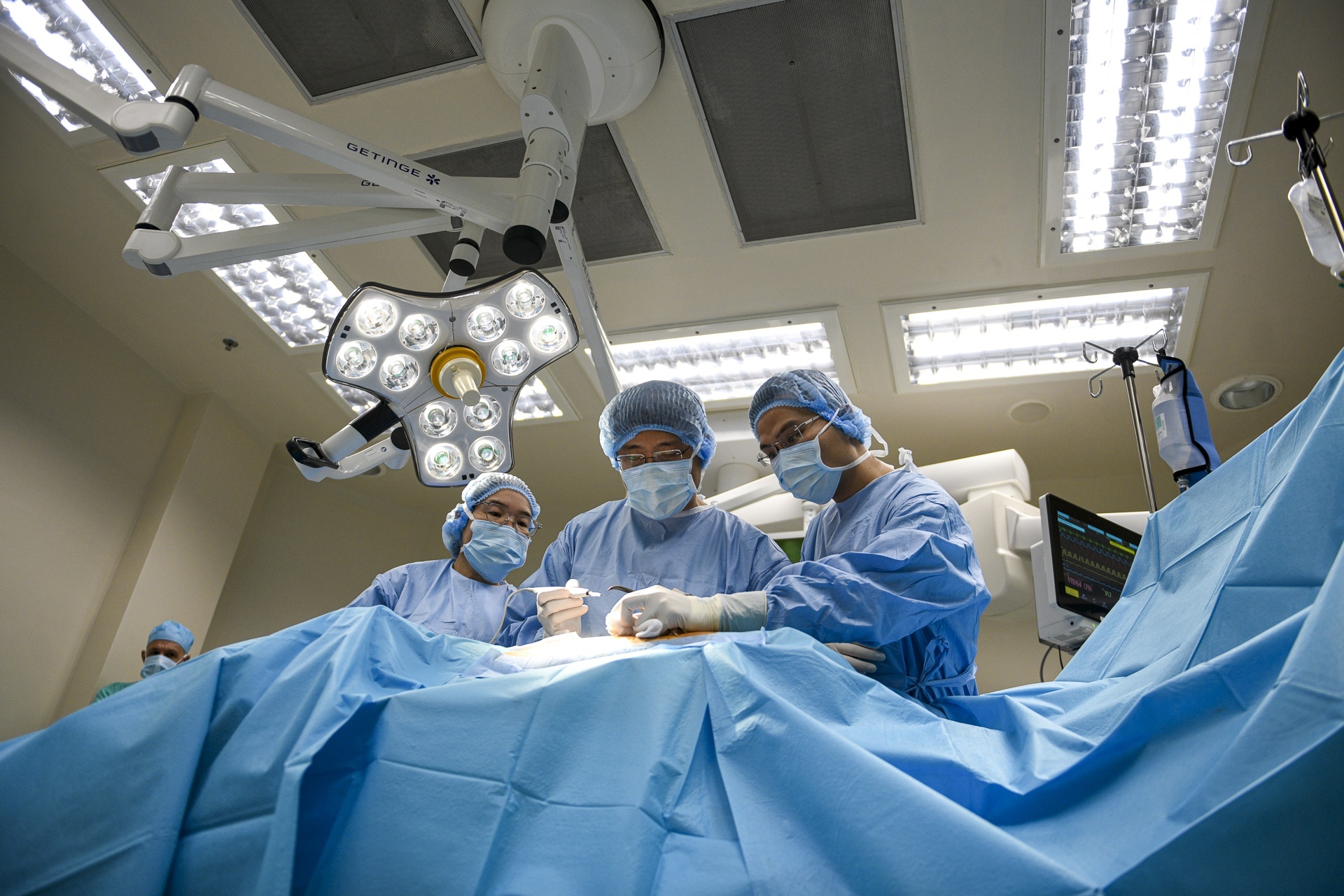 Phau thuat robot tai Viet Nam: Vi sao benh nhan van phai cho doi? hinh anh