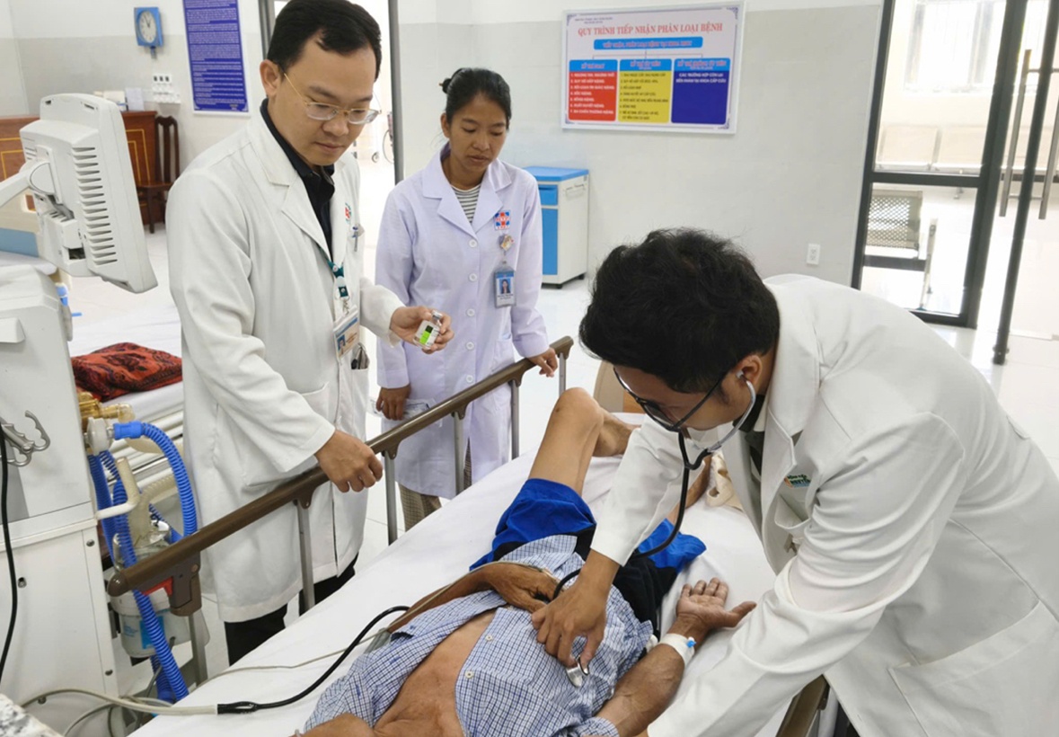 Chi 300 trieu goi truc thang dua du khach dot quy o Con Dao ve bo hinh anh