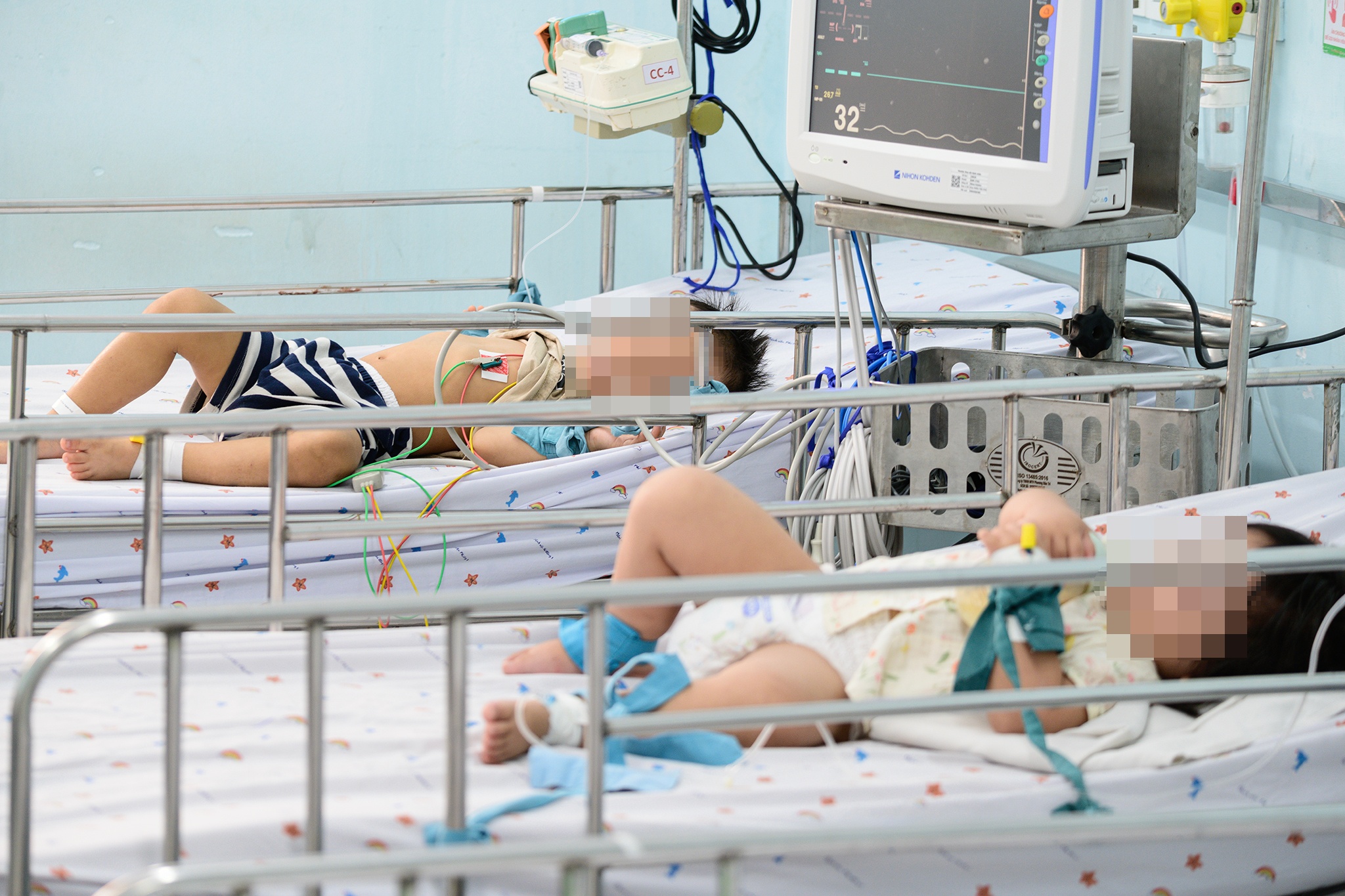 Nhap vien muon, be trai 4 tuoi ra di trong dau xot hinh anh