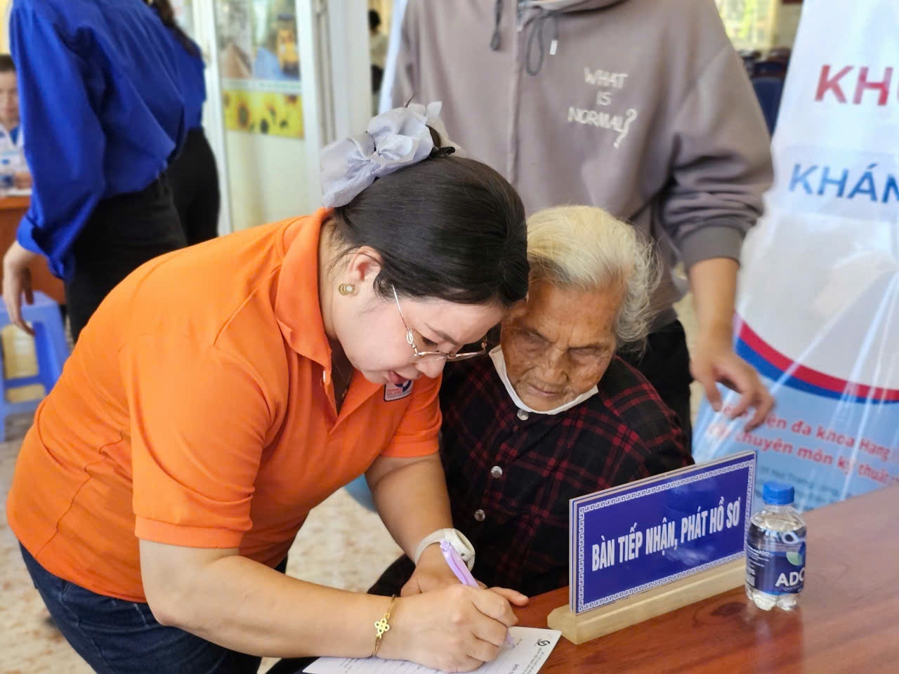 Ai o TP.HCM duoc kham suc khoe dinh ky mien phi? hinh anh