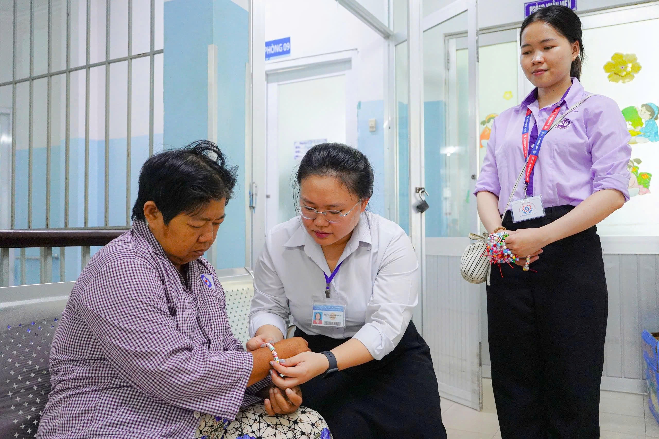 Khoanh khac am long phia sau canh cua phong benh o TP.HCM hinh anh