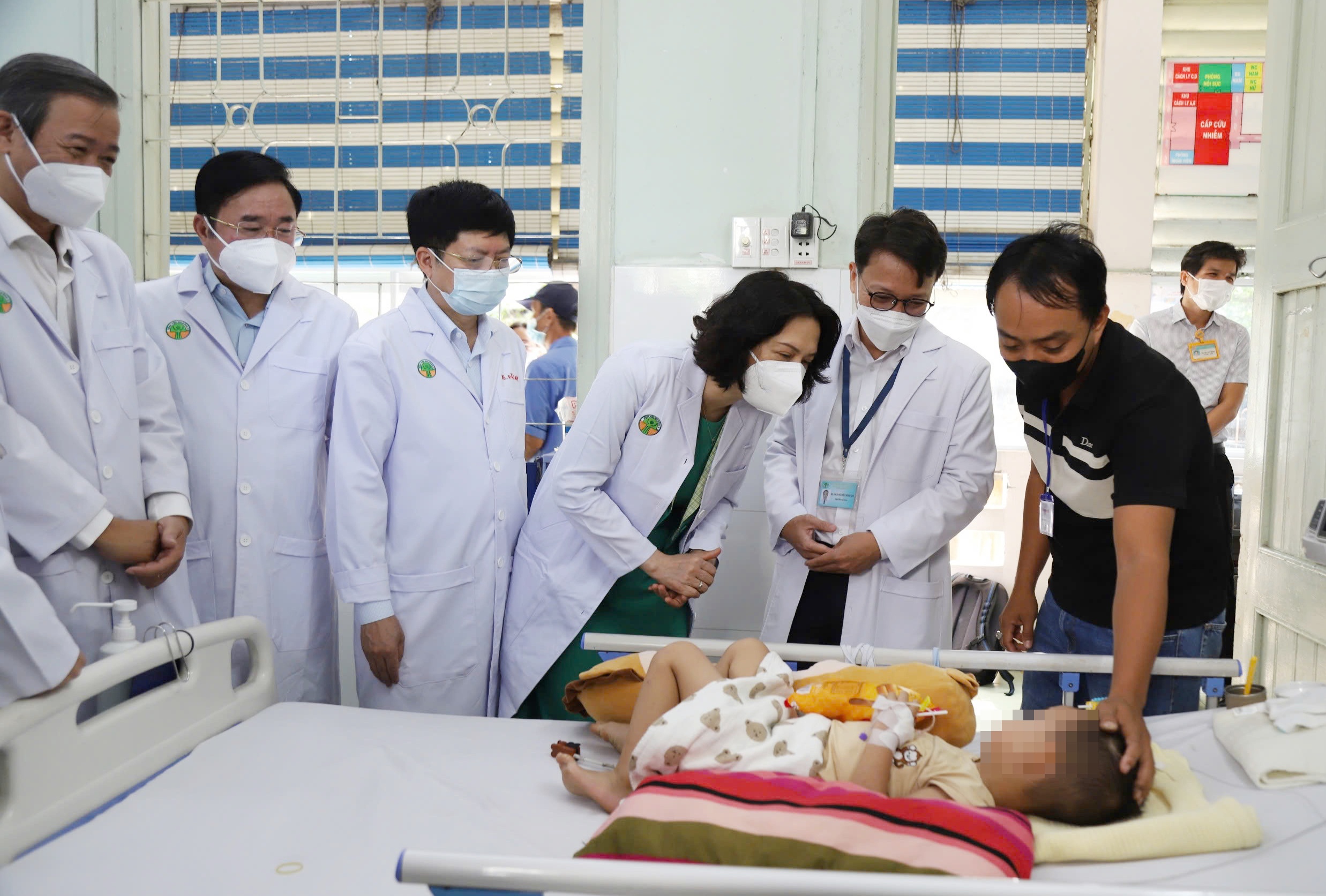 Nguy co dich chong dich, Thu truong Bo Y te vao TP.HCM chi dao khan hinh anh