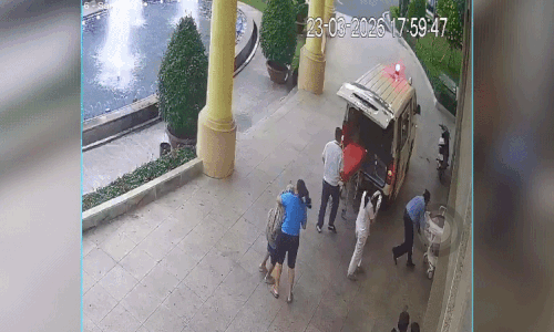 Khoanh khac nguoi phu nu nhap vien voi con dao Thai Lan tren lung hinh anh