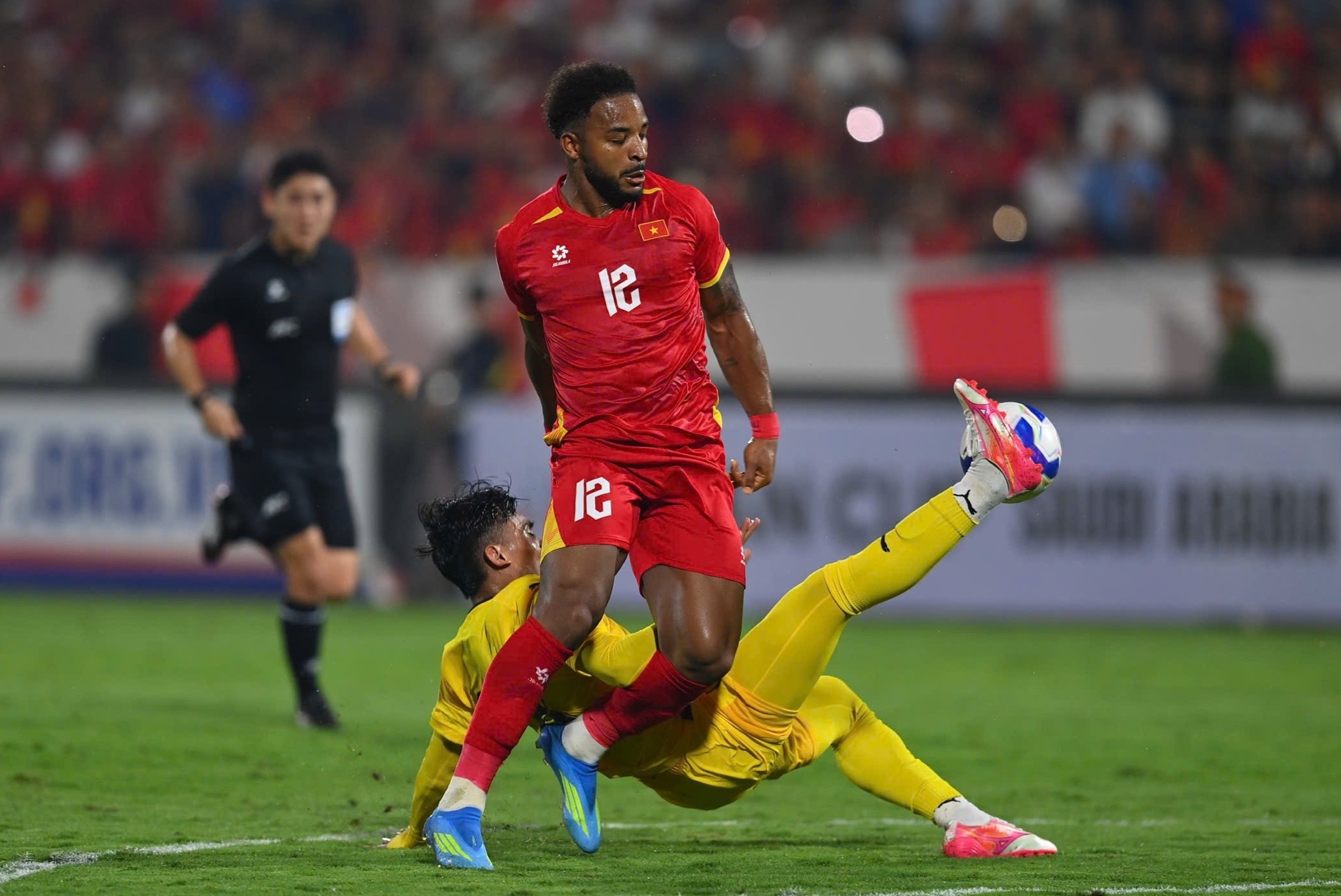 Xuan Son 'phan hoi' danh thep sau mot nam chan thuong nang hinh anh