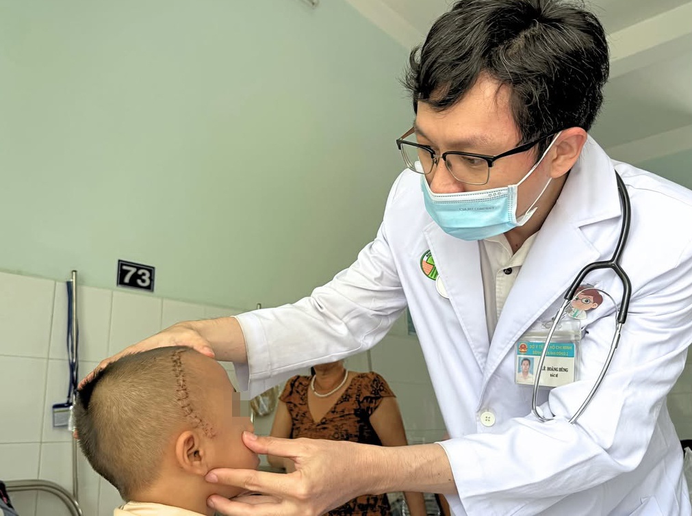 Dan na ban chim xuyen lut ho so be trai 4 tuoi hinh anh