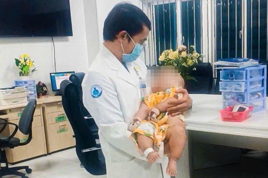 Be trai 7 thang tuoi mac khoi u nao khong lo hinh anh