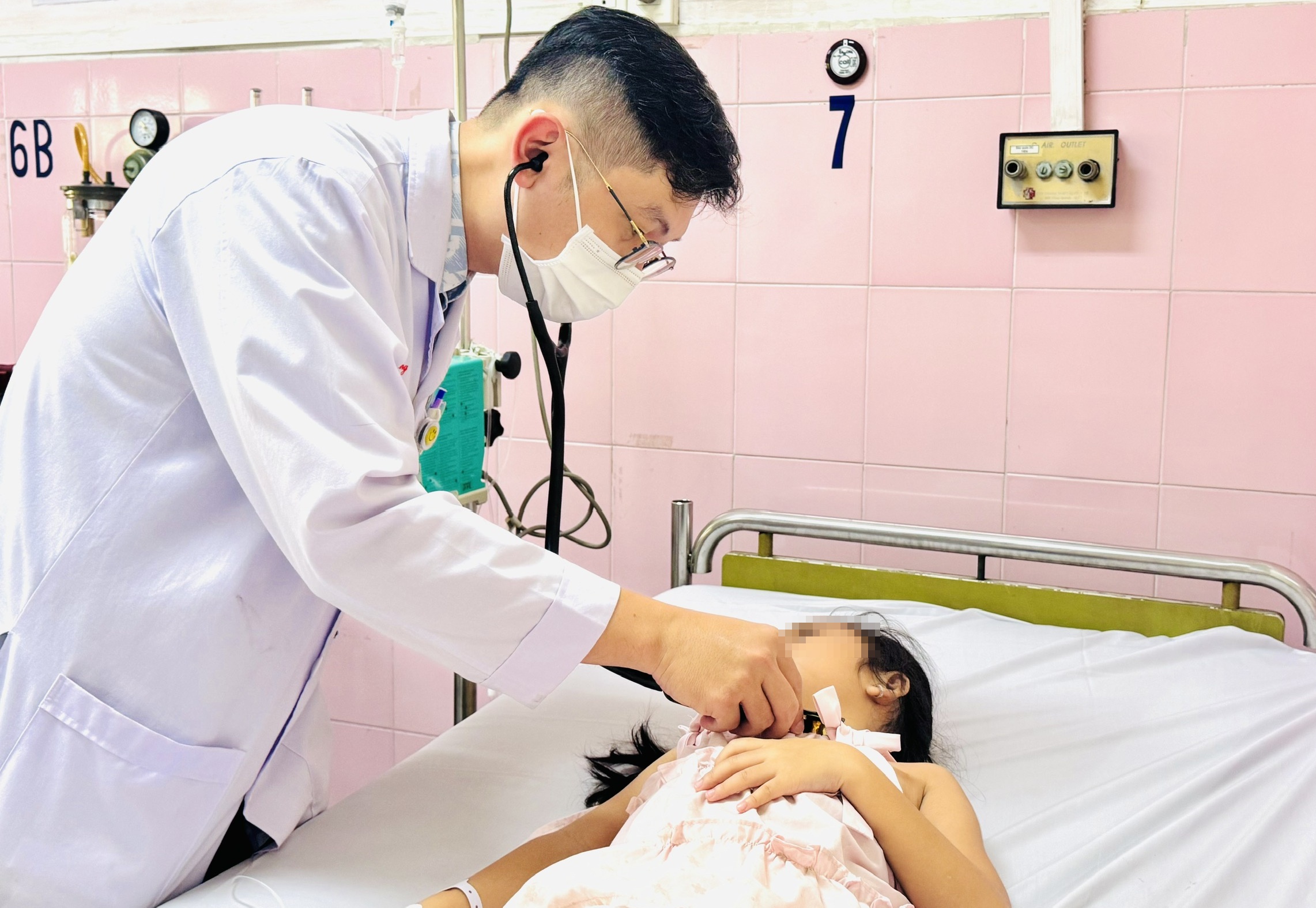 53 hoc sinh TP.HCM nhap vien, nghi ngo doc thuc pham hinh anh