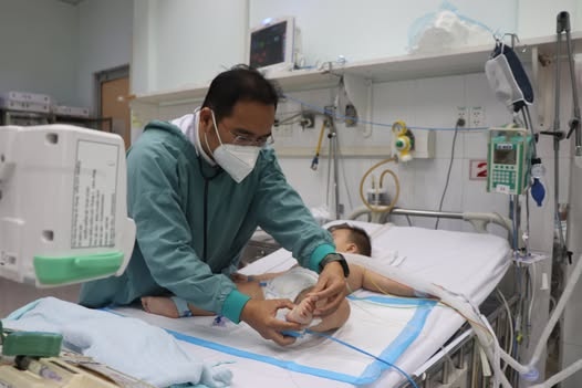 Hai tre o TP.HCM soc tim chi sau mot ngay co trieu chung benh nhe hinh anh