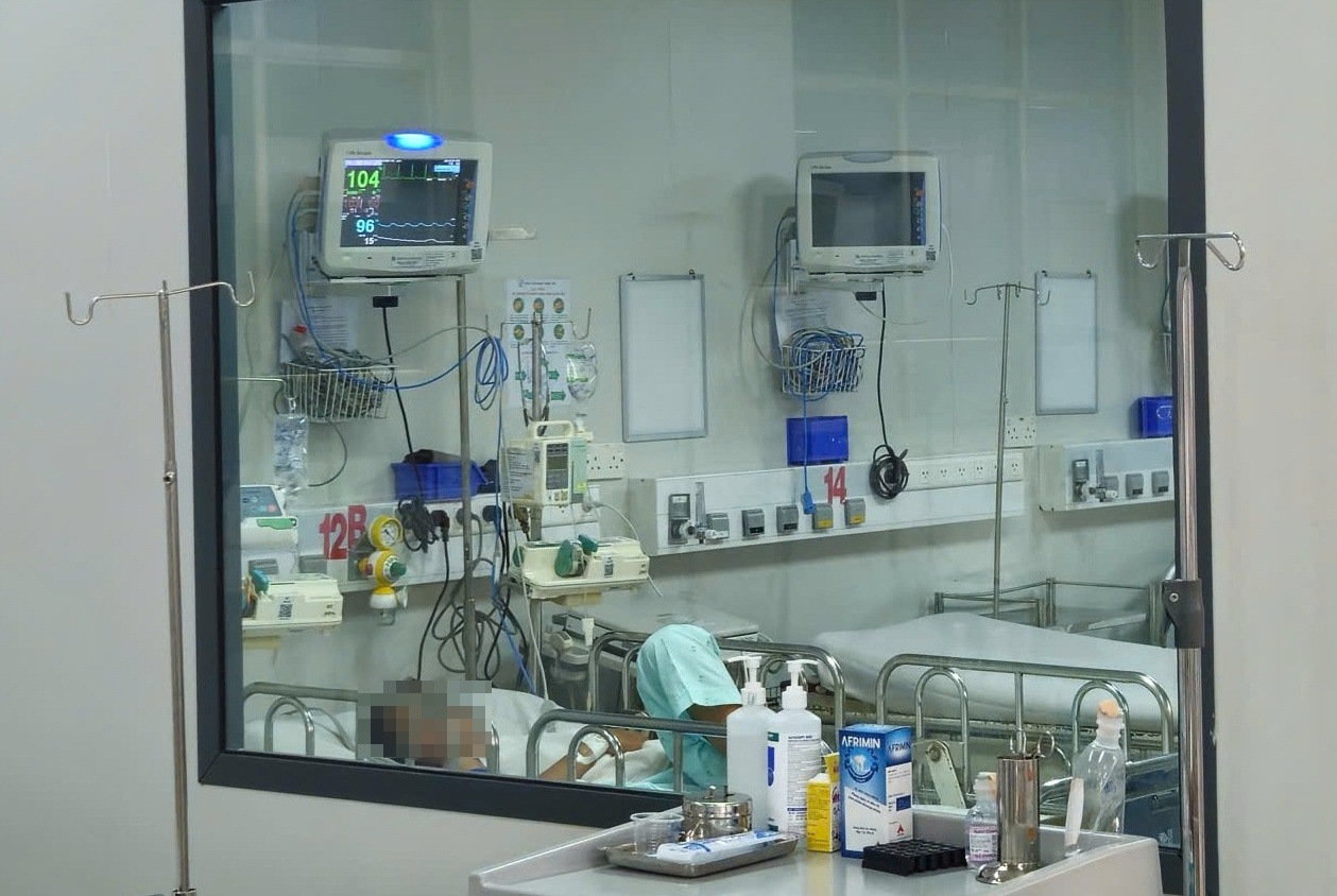 Tre 11 tuoi ra di trong dau xot chi sau mot ngay phat benh hinh anh