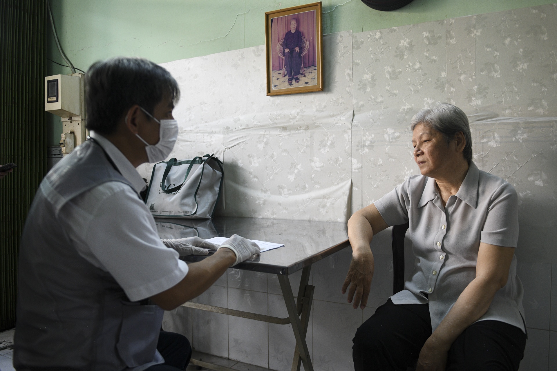 Theo chan bac si TP.HCM vao tung hem, kham benh tan nha dan hinh anh