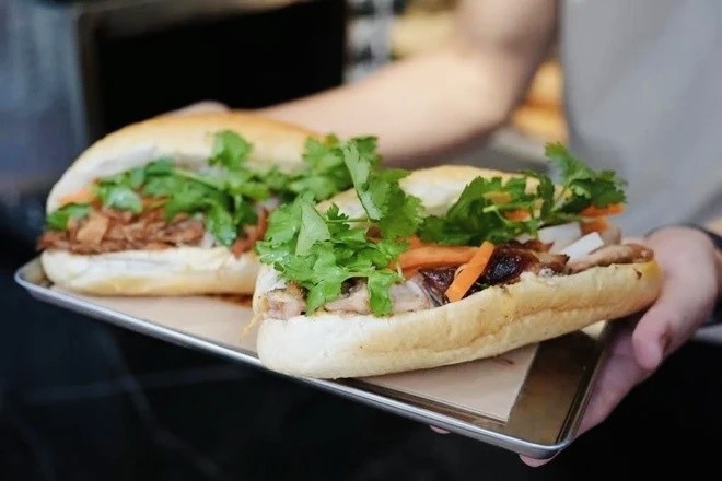 Hon 20 nguoi nhap vien sau an banh mi hinh anh