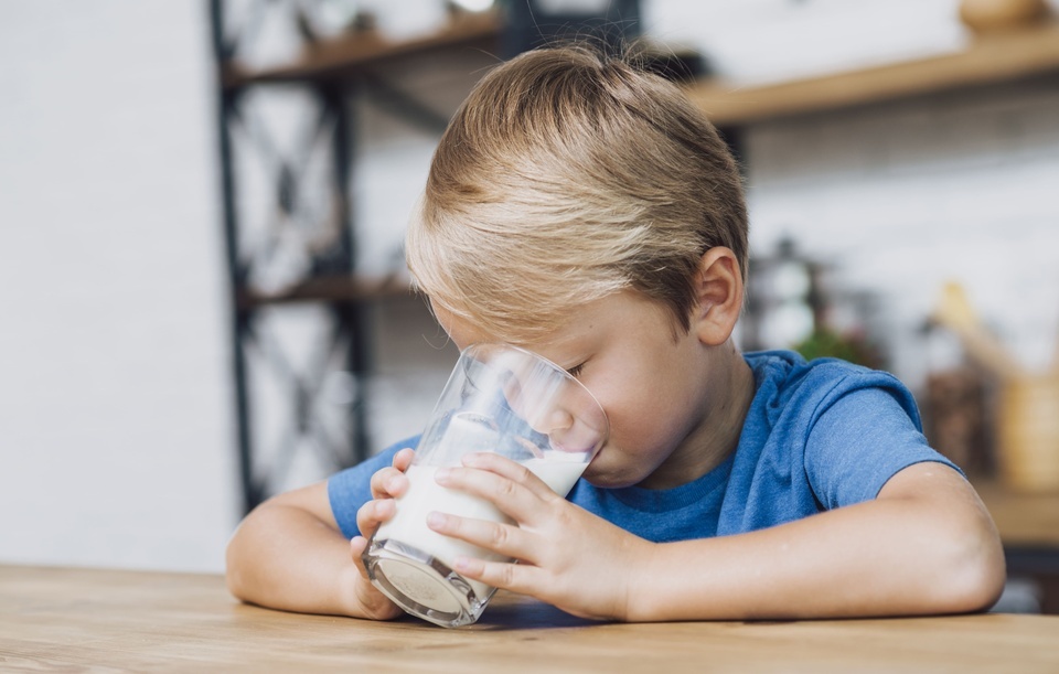 Dieu gi xay ra khi tre uong qua nhieu sua? hinh anh