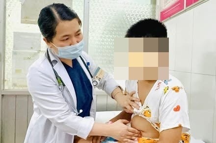 25 hoc sinh va bao mau o TP.HCM nghi ngo doc, Bo Y te vao cuoc hinh anh