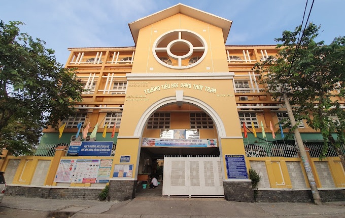 TP.HCM ghi nhan 25 hoc sinh va bao mau truong tieu hoc nhap vien hinh anh