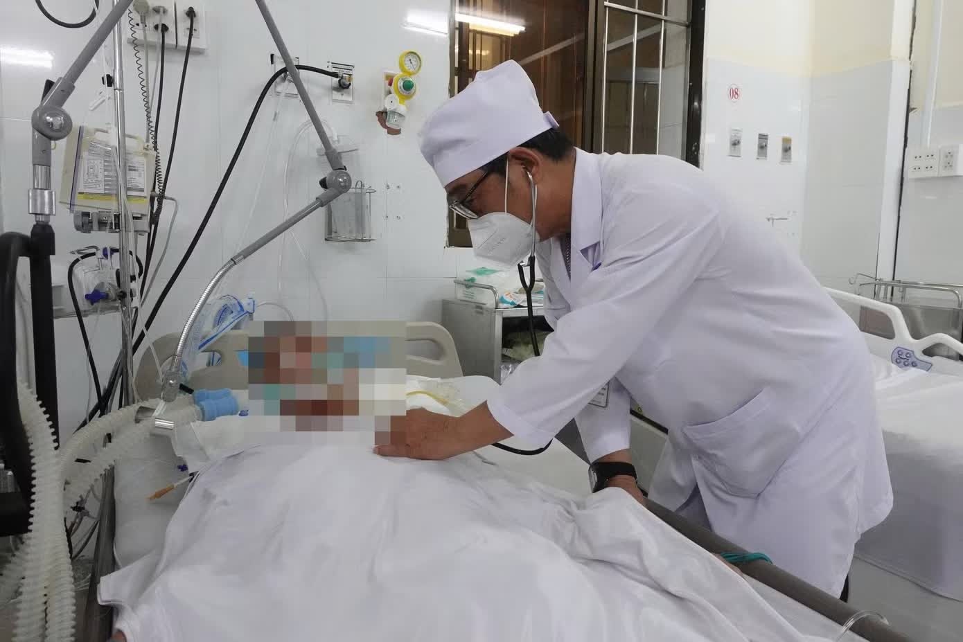 Mot nguoi tu vong, hai nguoi nguy kich sau tiec ruou hinh anh