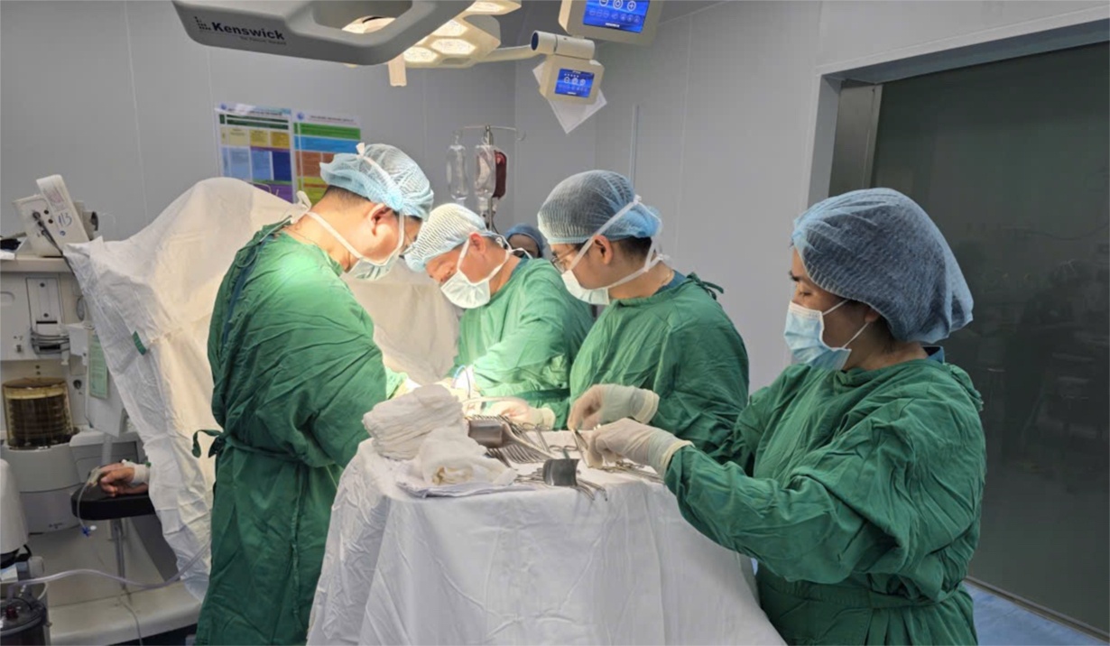 Vo gan luc nua dem, benh nhan thoat chet ngay tai tuyen huyen hinh anh