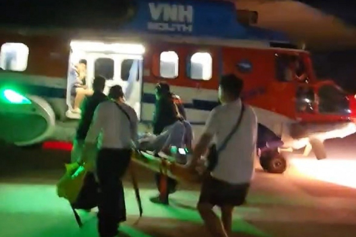 Thue truc thang dua nguoi nha tu dao Phu Quy vao TP.HCM cap cuu hinh anh
