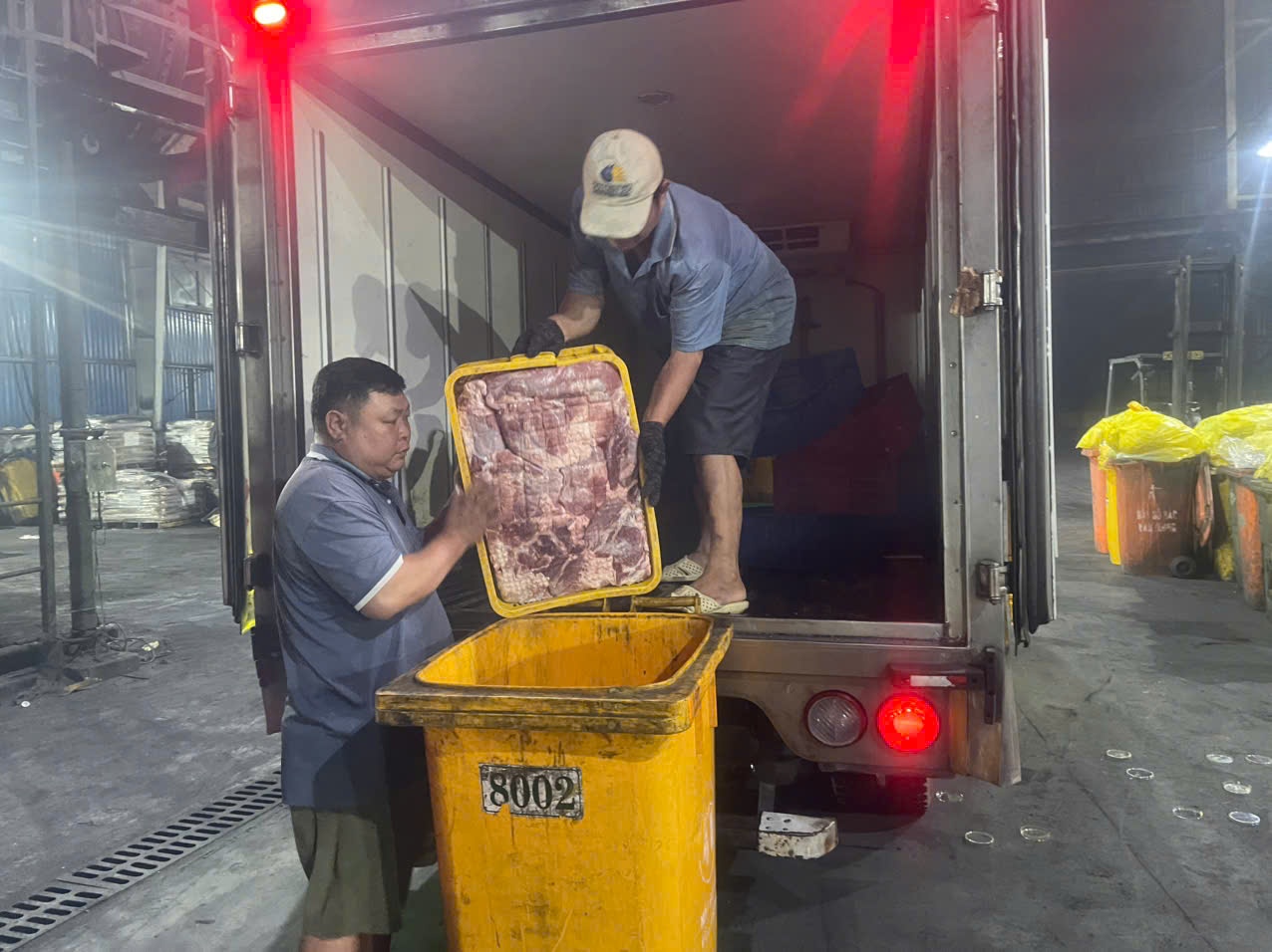 Phat hien 250 kg thit heo khong ro nguon goc tren xe tai vao TP.HCM hinh anh