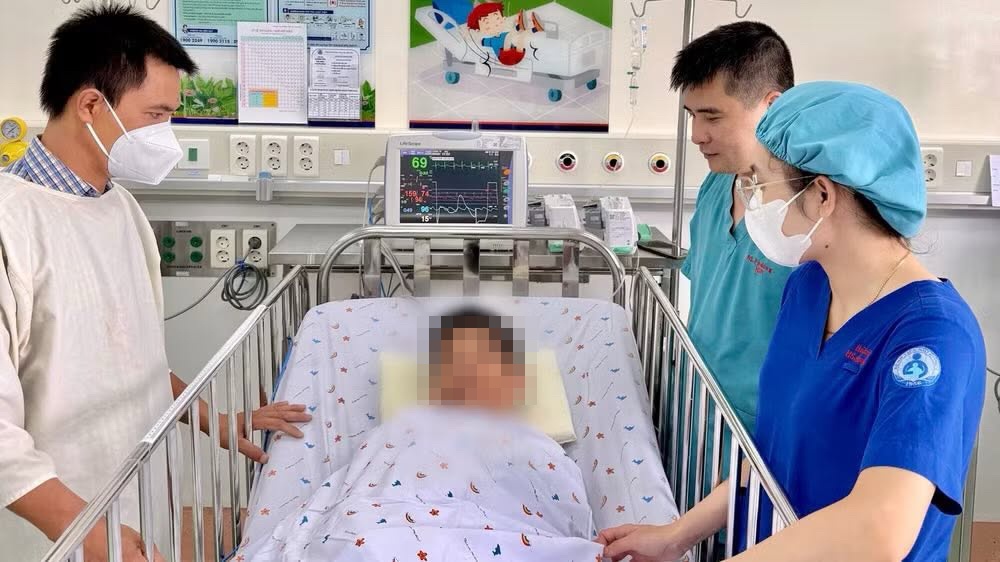 Be trai o TP.HCM bi oto can qua nguoi hoi sinh ky dieu hinh anh