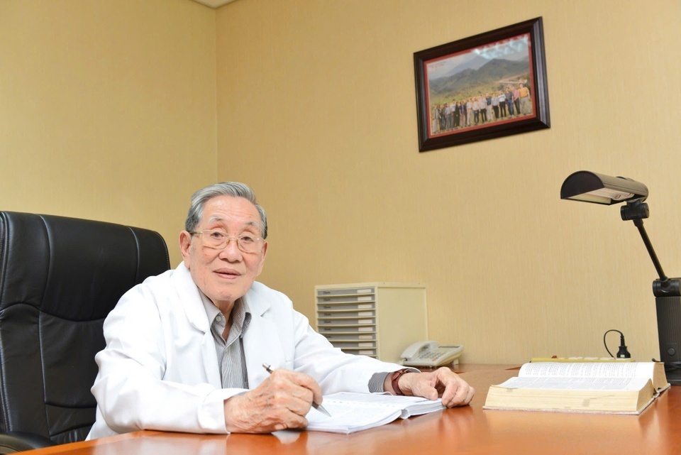 Giao su Nguyen Dinh Hoi qua doi hinh anh