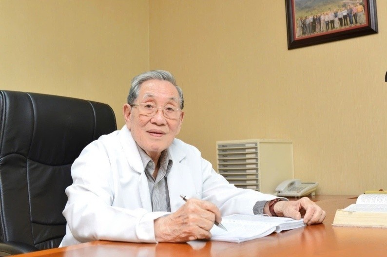 Giao su Nguyen Dinh Hoi qua doi hinh anh