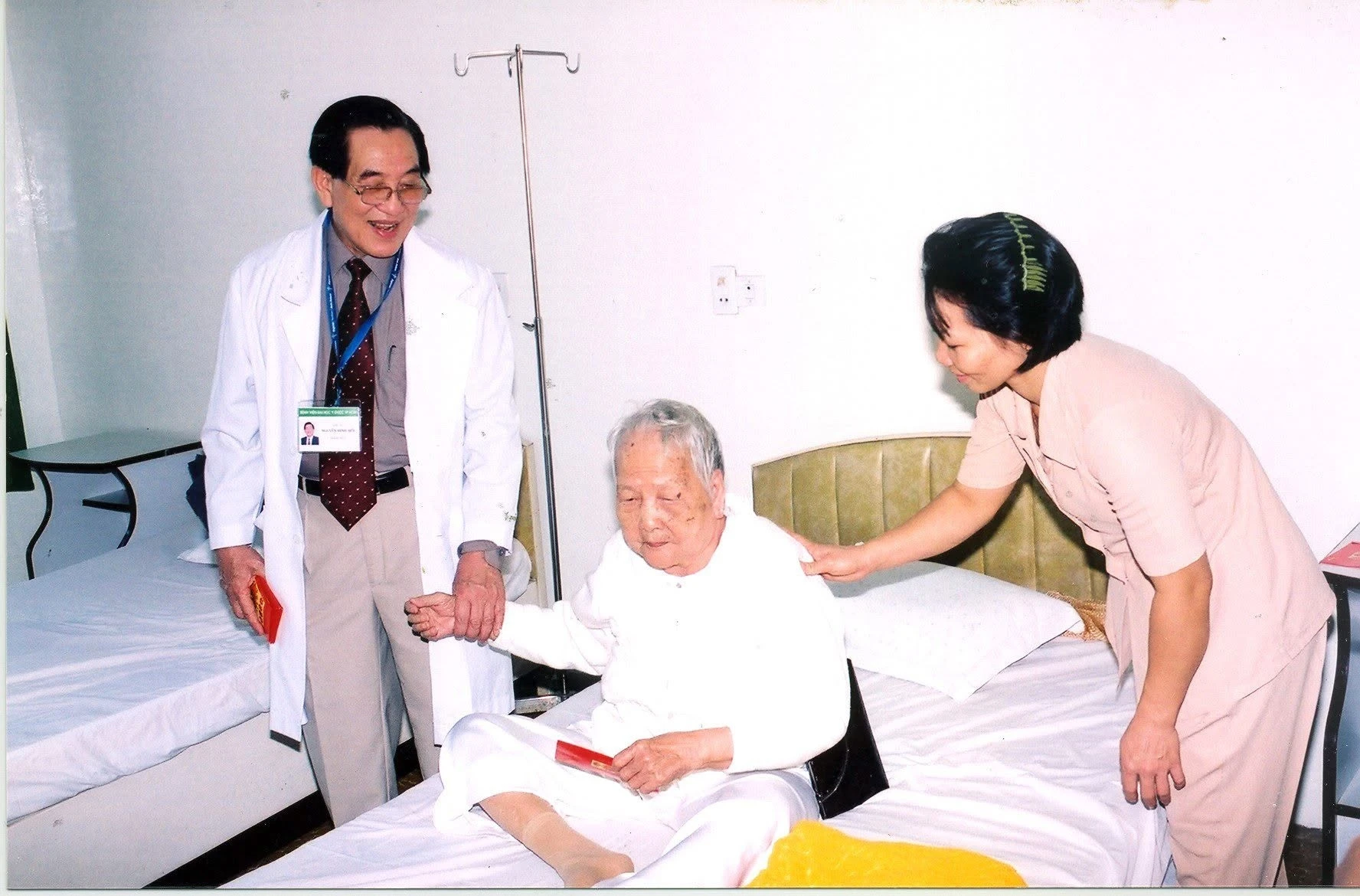 Giao su Nguyen Dinh Hoi anh 1