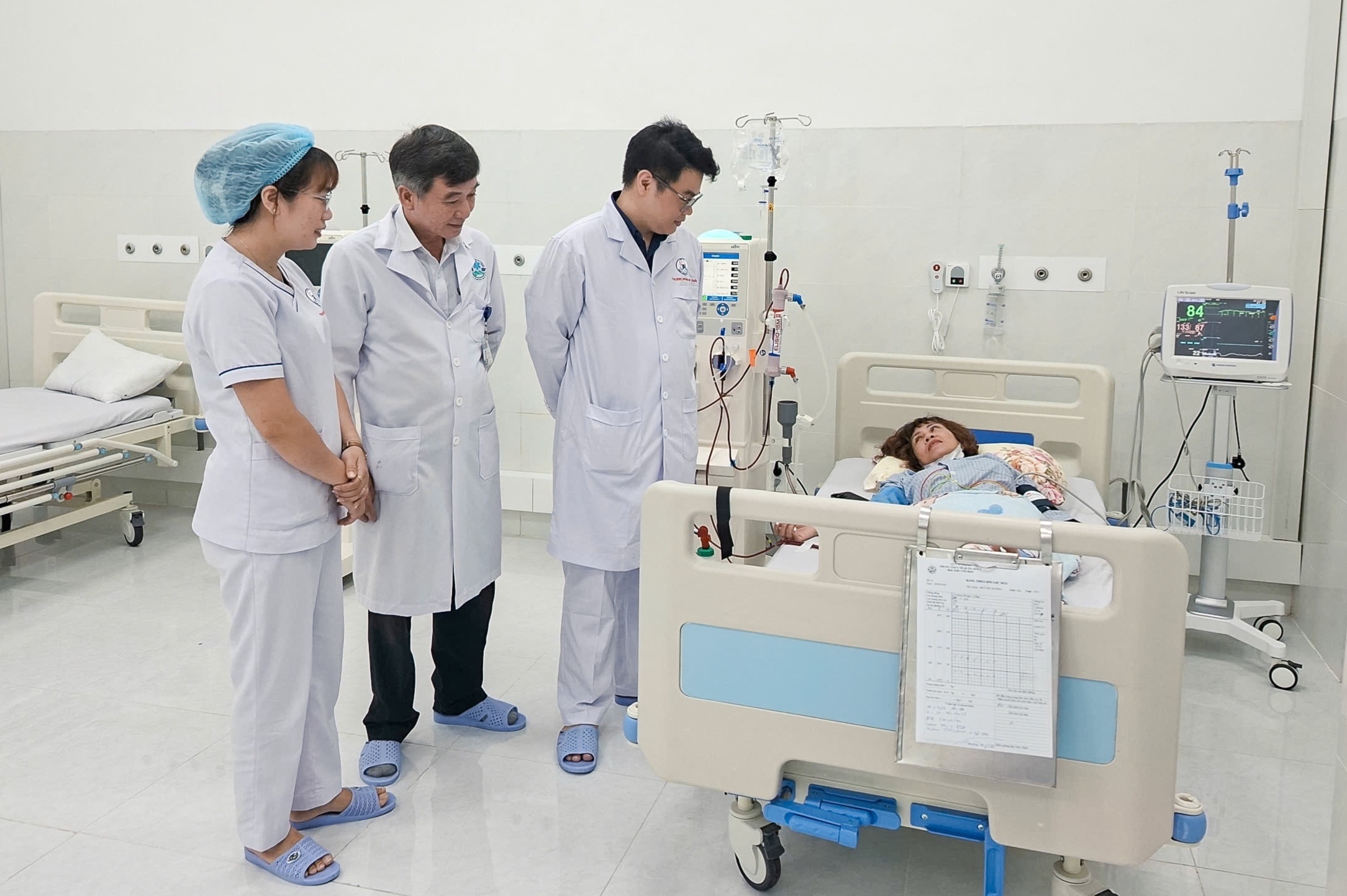 Benh nhan suy than lan dau vua du lich vua loc mau tai Con Dao hinh anh