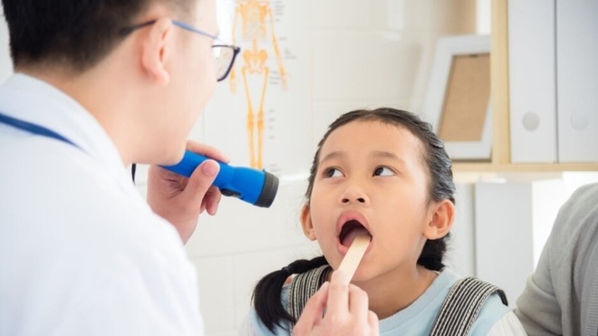 Nhầm lẫn tai hại khi chăm sóc trẻ viêm họng cấp tại nhà