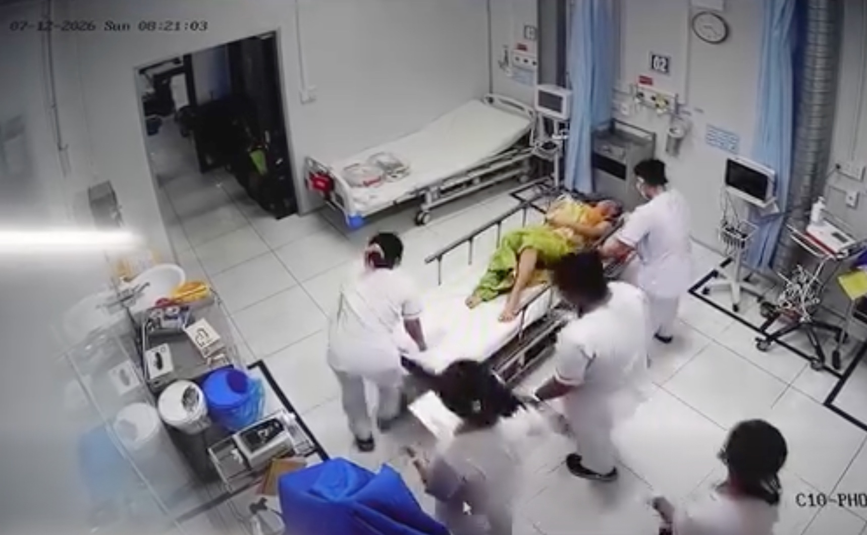 Sau câu nói 'bé vỡ ối rồi', CSGT TP.HCM mở đường cấp cứu nghẹt thở